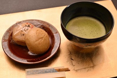 藤井聡太名人の午後のおやつ。「竹内のみそまんじゅう」と「御薄茶　等伯（御抹茶）」＝石川県七尾市の「のと楽」で2026年5月8日午後2時46分、小関勉撮影