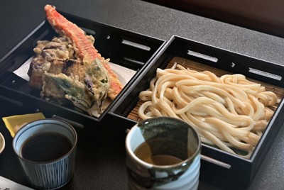 藤井聡太名人の軽食。「世界のスギヨちくわ天ざるうどん」と「棚田米玄米緑茶」＝石川県七尾市の「のと楽」で2026年5月8日午後4時49分、小関勉撮影