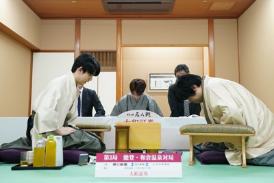 第84期名人戦七番勝負第3局で投了し、藤井聡太名人（左）に向かって一礼する挑戦者の糸谷哲郎九段＝石川県七尾市の「のと楽」で2026年5月8日午後6時11分