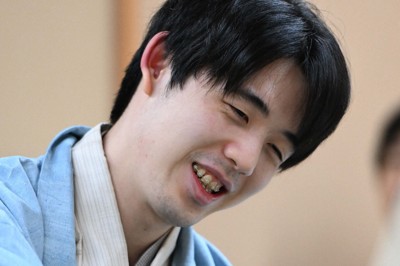 第84期名人戦七番勝負第3局を制し、感想戦で対局を振り返る藤井聡太名人＝石川県七尾市の「のと楽」で2026年5月8日午後7時4分、小関勉撮影