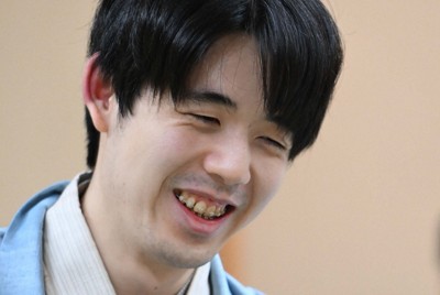 第84期名人戦七番勝負第3局を制し、対局を振り返る藤井聡太名人＝石川県七尾市の「のと楽」で2026年5月8日午後7時4分、小関勉撮影