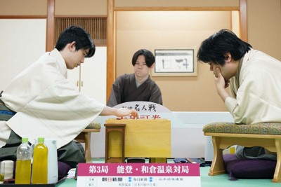第84期名人戦七番勝負第3局2日目。駒を指す藤井聡太名人（左）。右は挑戦者の糸谷哲郎九段＝石川県七尾市の「のと楽」で2026年5月8日午後1時54分