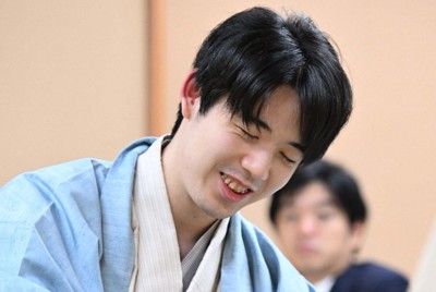 第84期名人戦七番勝負第3局に勝利し、対局を振り返る藤井聡太名人＝石川県七尾市の「のと楽」で2026年5月8日午後6時59分、小関勉撮影