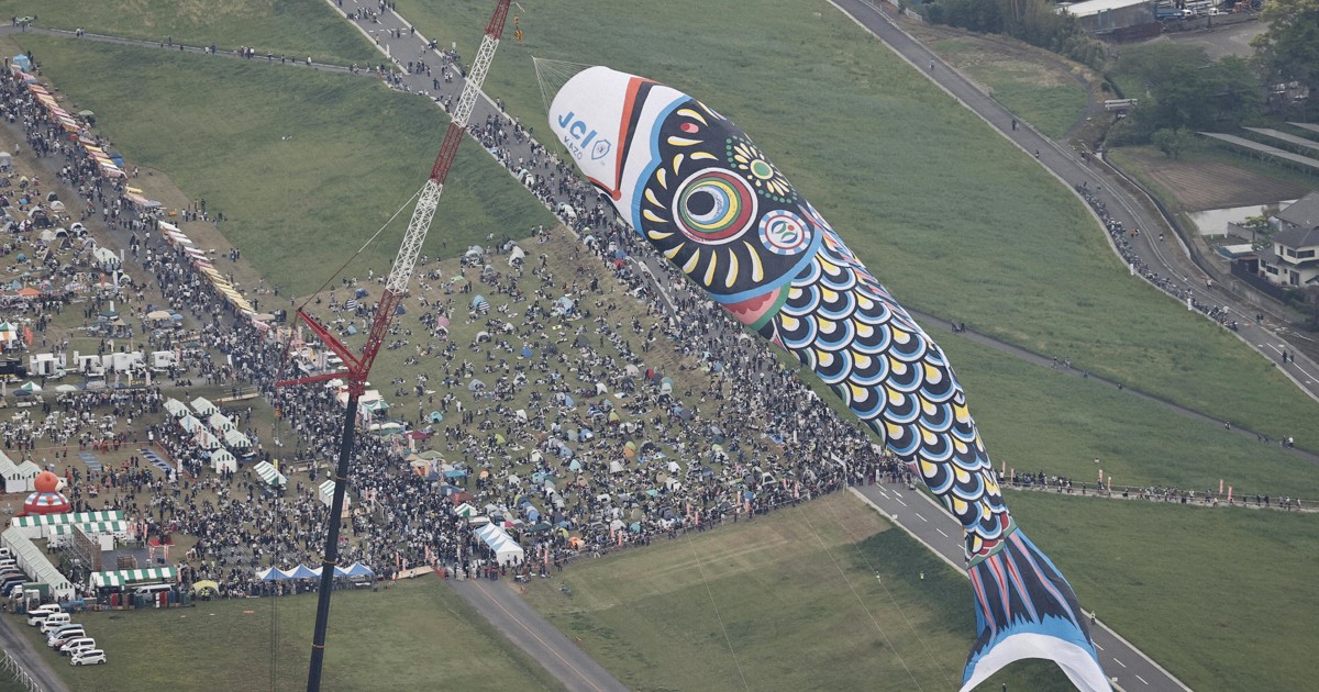 Easy Japanese news in translation: Giant carp streamer flies in the sky in Saitama Pref.