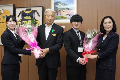 県農業大学校の学生からカーネーションの花束を受け取る福田富一知事（左から2人目）と妻の喜江子さん（右端）＝県庁で2026年5月7日午前11時0分、仙石恭撮影