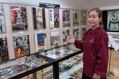 宛如畫作 大分中津歷史博物館 玻璃窗外石垣與松綠
