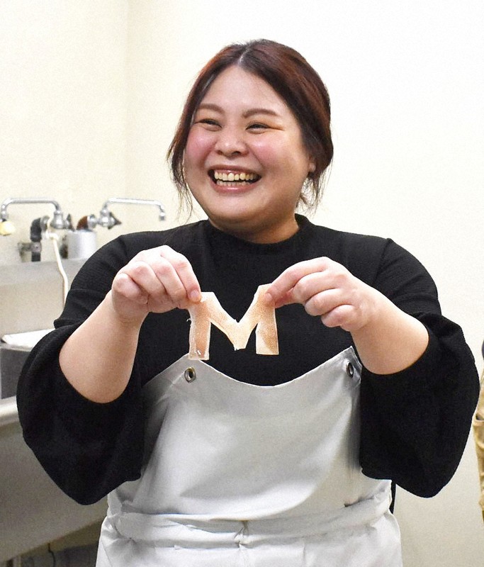 海獺「梅」22歲生日 享用松葉蟹蛋糕萌樣融化眾人