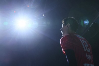 【サントリー－名古屋】試合前、コートに入るサントリーの高橋藍＝Asueアリーナ大阪で2026年5月9日、長澤凜太郎撮影