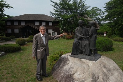 2013年7月1日には、キーンさんも「渋民尋常小学校」を訪れた＝「ドナルド・キーン記念財団」提供