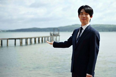 第84期名人戦3連勝から一夜明け、能登の海をバックに笑顔を見せる藤井聡太名人＝石川県七尾市の「のと楽」で2026年5月9日午前8時47分、小関勉撮影