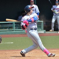 【いわき菊田クラブ－郡山クラブ】六回裏郡山クラブ無死三塁、中前に適時打を放つ水野谷。4安打2打点と活躍した＝福島市の県営あづま球場で2026年5月9日、西川拓撮影