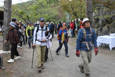 山開きを終え、次々と浅間山に向かう登山者たち＝長野県小諸市で2026年5月8日午前8時34分、鈴木英世撮影