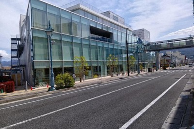 塩尻市立図書館の外観。吹き抜けで図書館には光がさしこむ。子育て支援センター、市民交流センター、ハローワークなども入る複合施設となっている＝長野県塩尻市立図書館えんぱーくで、有田浩子撮影