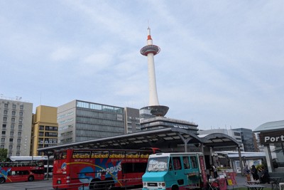 高さ規制の緩和が検討されているJR京都駅周辺エリア＝京都市下京区で2026年5月2日