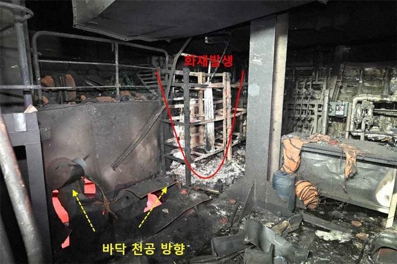 飛行体の直撃を受け、火災が発生した貨物船の内部＝韓国外務省提供