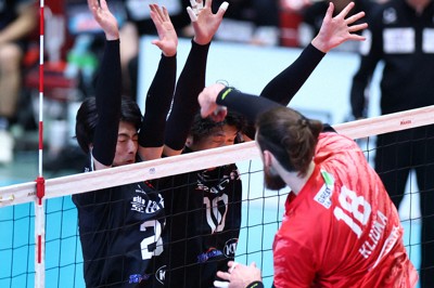 【サントリー－名古屋】第2セット、ブロックする名古屋の山崎彰都（左）＝Asueアリーナ大阪で2026年5月10日、前田梨里子撮影