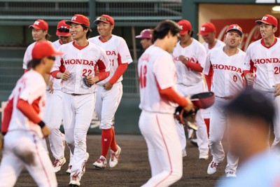 【Honda－ENEOS】優勝したHondaの選手たち＝北九州市民球場で2026年5月10日、玉城達郎撮影