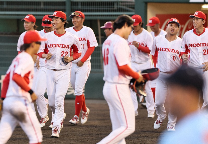 【Honda－ENEOS】優勝したHondaの選手たち＝北九州市民球場で2026年5月10日、玉城達郎撮影