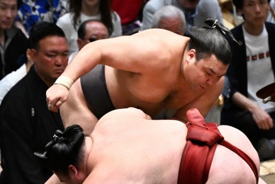 霧島（奥）がはたき込みで隆の勝を破る＝両国国技館で2026年5月10日、西夏生撮影