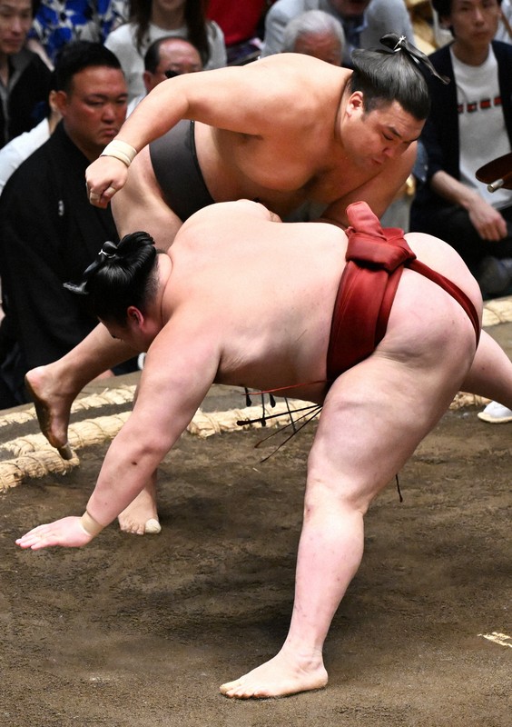 霧島重返大關首日獨得一勝，走出自己的相撲之路