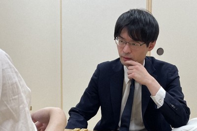 A級順位戦で佐藤天彦九段に勝ち、感想戦に臨む近藤誠也八段＝東京都渋谷区の将棋会館で2026年1月27日、丸山進撮影