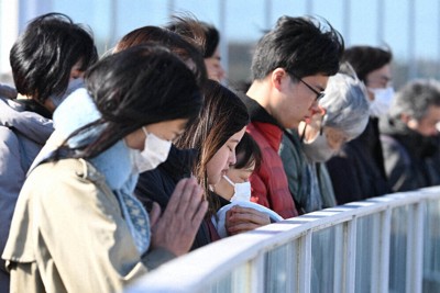 東日本大震災から15年がたち、震災発生時刻に黙とうする人たち＝福島県双葉町で2026年3月11日午後2時46分、平川義之撮影