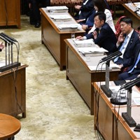参院決算委員会で立憲民主党・森裕子氏（右）の週刊文春の報道に関する質問に答弁する高市早苗首相＝国会内で2026年5月11日、西夏生撮影