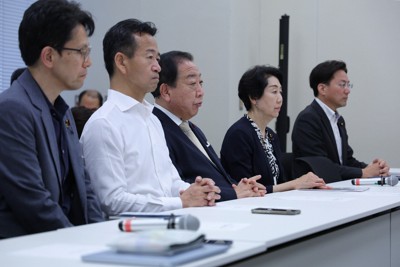 中道改革連合の「安定的な皇位継承に関する検討本部」に臨む野田佳彦前共同代表（中央）ら＝国会内で2026年5月11日午後3時1分、中川祐一撮影