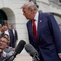 記者団の取材に応じるトランプ米大統領＝ホワイトハウスで2026年5月8日、AP