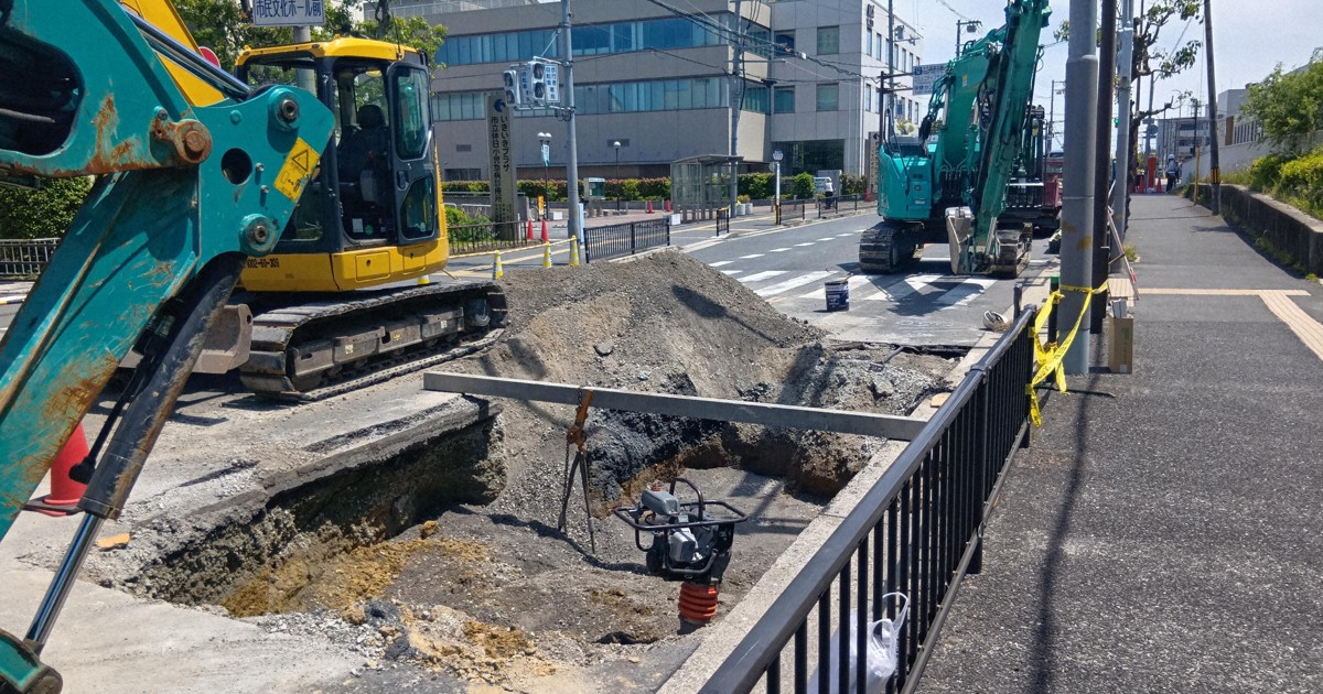 幹線道路が陥没、3メートル四方の穴　けが人なし　大阪・摂津