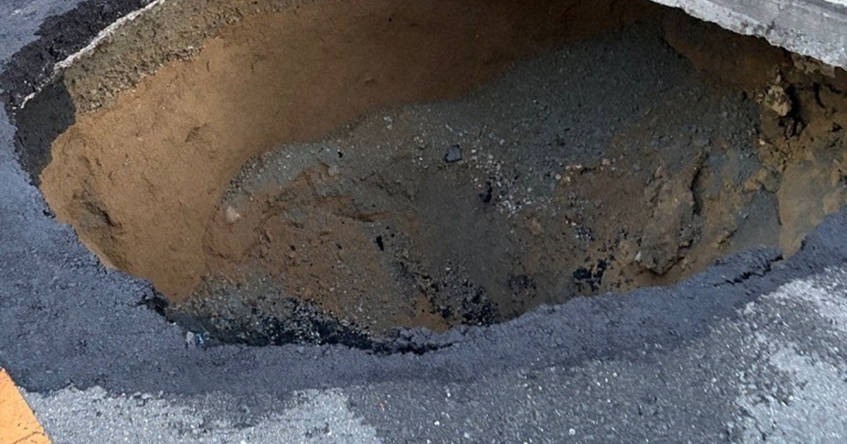 陥没孔　3枚セット 幹線道路が陥没、3メートル四方の穴 けが人なし 大阪・摂津 [写真特集1