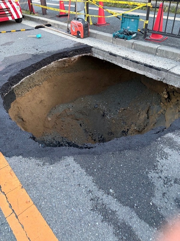 陥没孔　3枚セット 幹線道路が陥没、3メートル四方の穴 けが人なし 大阪・摂津 [写真特集1