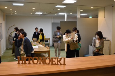 孤立状態にある若者らを対象にした相談支援センター「ヒトノエキ」を見学する福祉関係者ら＝高松市で2026年4月27日午前11時32分、佐々木雅彦撮影