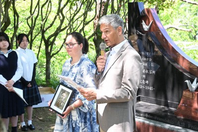式典であいさつする元捕虜ルー・ヴァン・デル・バイルさんの次男クィントゥスさん（右）と孫のリサさん＝長崎市で2026年5月10日午前11時22分、尾形有菜撮影