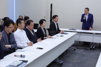 中道改革連合の「安定的な皇位継承に関する検討本部」であいさつする笠浩史本部長（右から2人目）＝国会内で2026年5月11日午後3時、中川祐一撮影