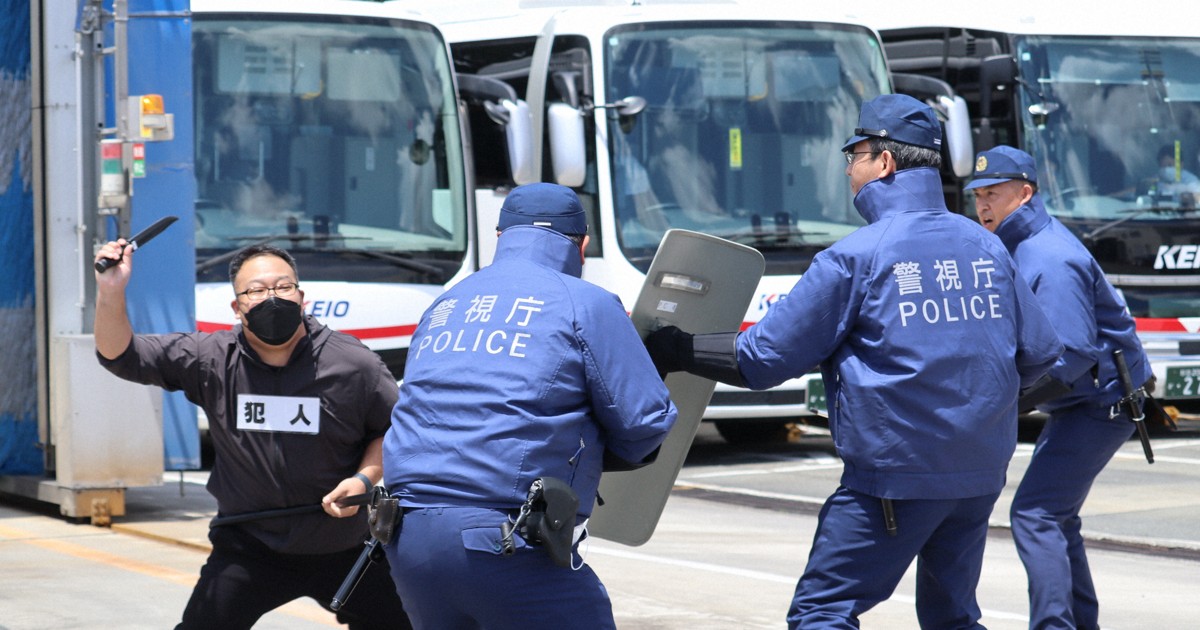 警視廳模擬車站刺傷事件訓練 包含直升機追蹤