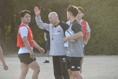 ジャパン・タレント・スコッド（JTS）の合宿で、エディー・ジョーンズHC（中央）の指示を聞く大鶴誠選手（左）＝東京都府中市で2026年2月23日午後4時44分、川村咲平撮影