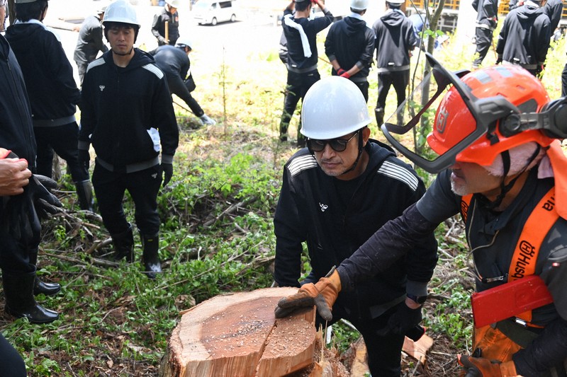 足球隊J3福島聯隊體驗林業，朝世界首座木造球場邁進