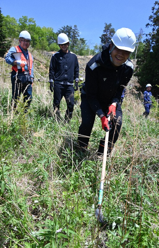 足球隊J3福島聯隊體驗林業，朝世界首座木造球場邁進