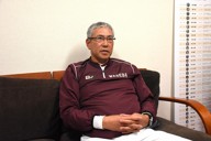 質問に答える早大野球部監督の小宮山悟さん＝西東京市で2026年4月29日午後3時58分、池田真由香撮影