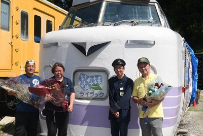 ポッポの丘で公開された「781系ライラック」の前に立つ保存会の佐瀬さん（右から2人目）、木村さん（同3人目）ら＝千葉県いすみ市で2026年5月2日午後1時50分、高橋秀郎撮影