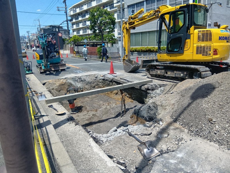 陥没孔　3枚セット 幹線道路が陥没、3メートル四方の穴 けが人なし 大阪・摂津 [写真特集1