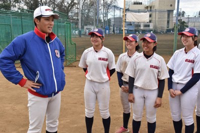 浦和学院高女子硬式野球部で指揮を執る高田涼太監督（左端）と選手たち。練習後のミーティングで笑顔を見せた＝さいたま市で2026年3月19日、黒詰拓也撮影