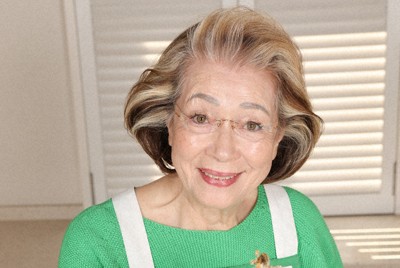 エビを揚げる西川ヘレンさん