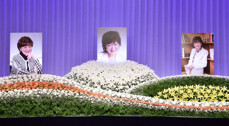 内館牧子の遺影が飾られた祭壇