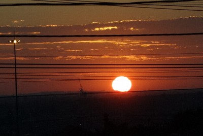 南アフリカ・ソウェトのナレディ地区から見た夕日＝2025年1月、藤原章生撮影