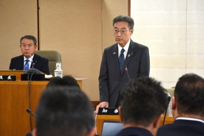 福井県議会全員協議会で、自身の辞職の経緯などについて説明する杉本達治知事（中央）＝県庁で2025年11月26日、萱原健一撮影