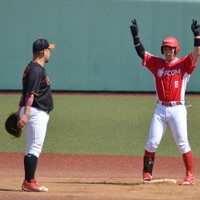 【オールいわきクラブーエフコムBC】一回裏エフコムBC1死二塁、右越えに先制の適時二塁打を放ち、塁上でベンチに応える八百板飛馬（右）＝福島市の県営あづま球場で2026年5月10日、西川拓撮影