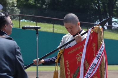 閉会式で優勝旗を受け取る桐蔭中等教育の高田亮主将＝相模原市中央区のサーティーフォー相模原球場で2026年5月10日、清水夏妃撮影