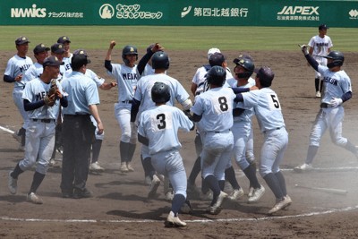 逆転勝利を喜ぶ新潟明訓の選手たち＝新潟県長岡市の悠久山野球場で2026年5月11日、浜田奈美撮影